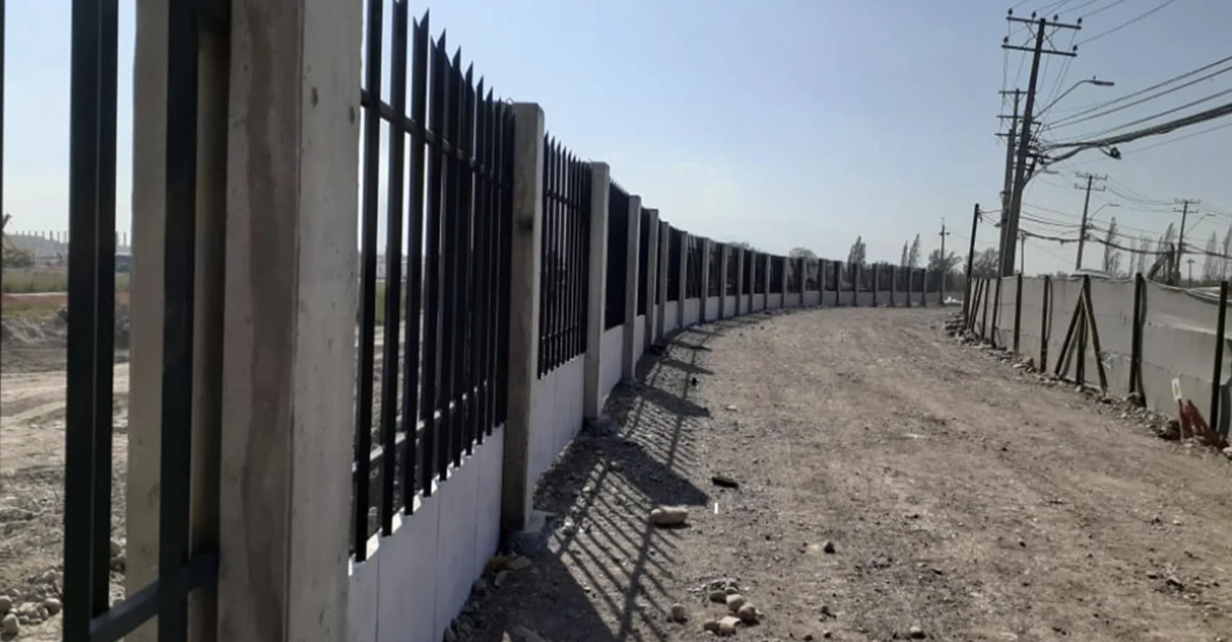 Cierre perimetral con muro de hormigón y reja de punta instalado por Maximuros