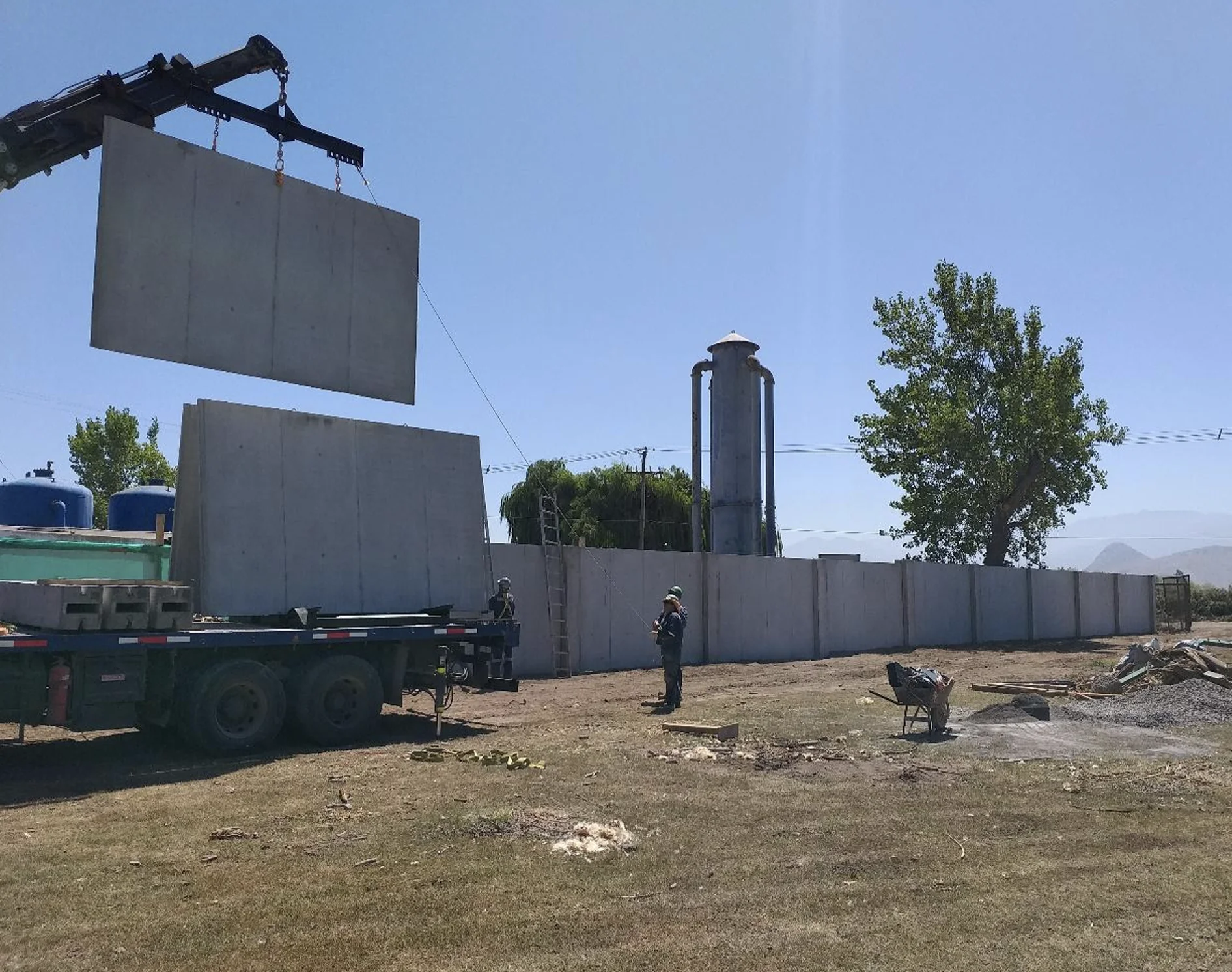 Instalación de losa prefabricada de hormigón armado con grúa por Maximuros