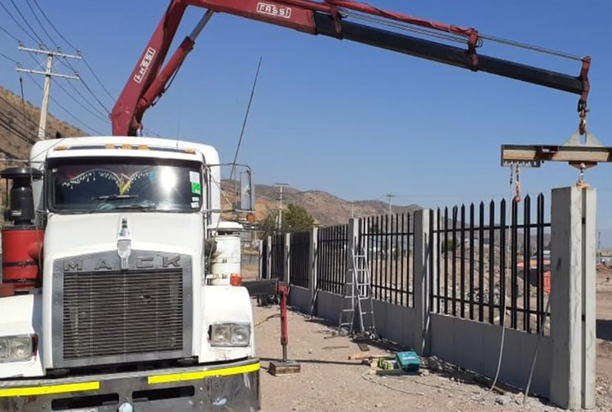 Equipo Maximuros instalando cierre perimetral con grúa hidráulica