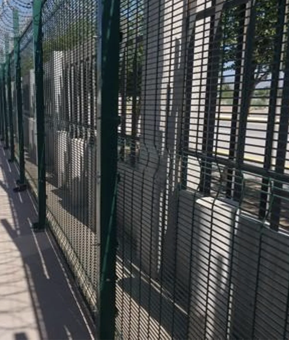 Malla antiescalamiento de alta seguridad instalada por Maxirejas