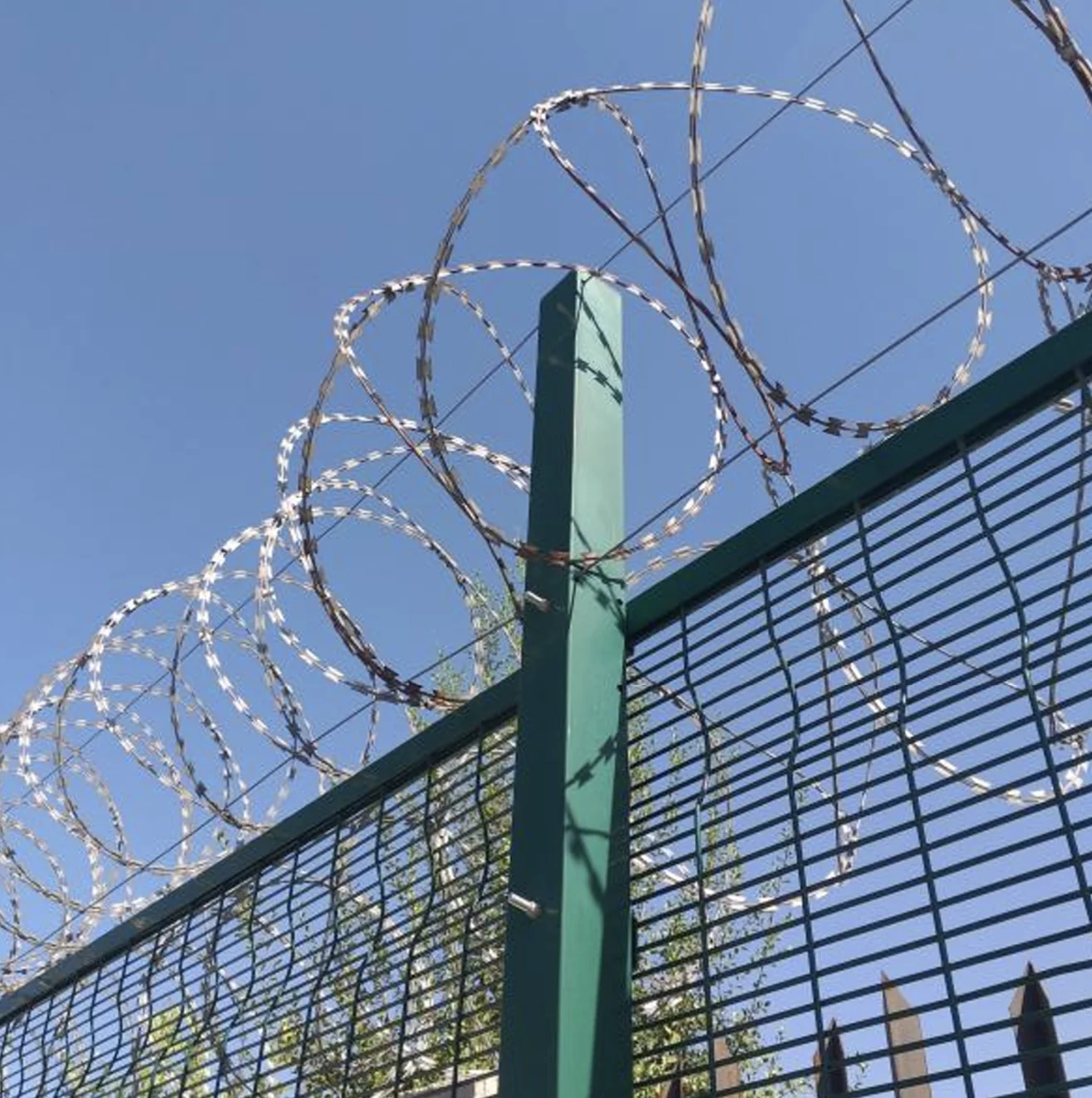 Alambre de cuchilla sobre cierre perimetral de alta seguridad por Maxirejas