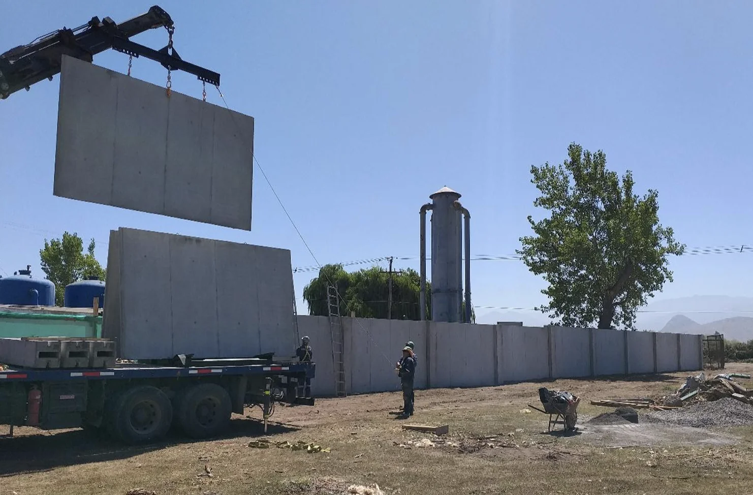 Instalación de muro perimetral en hormigón armado prefabricado por Maximuros