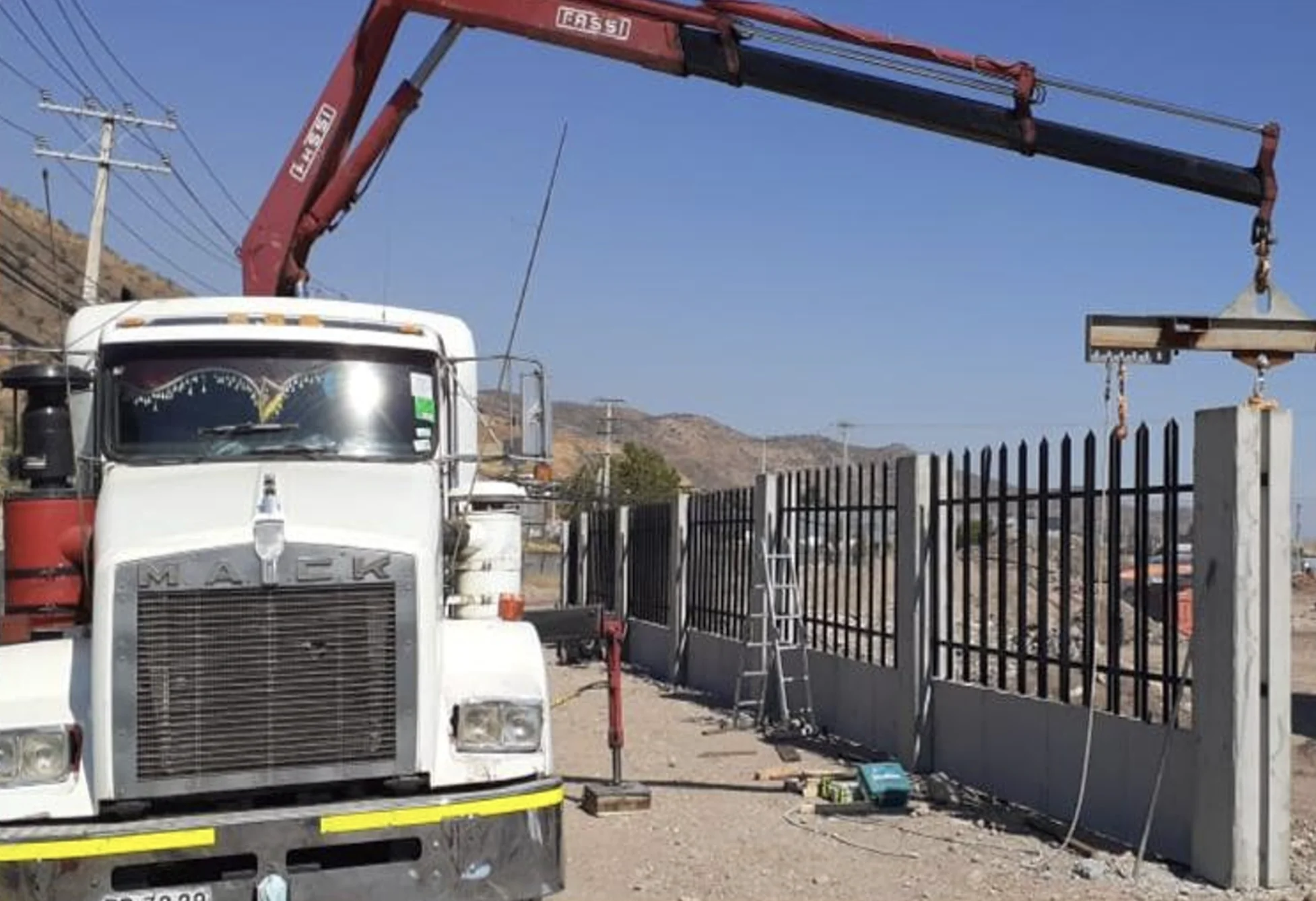 Equipo Maximuros instalando cierre perimetral con reja metálica y postes de hormigón